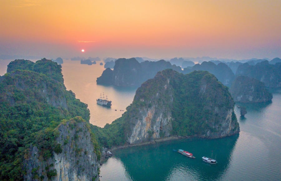 Sunrise on Ha Long Bay