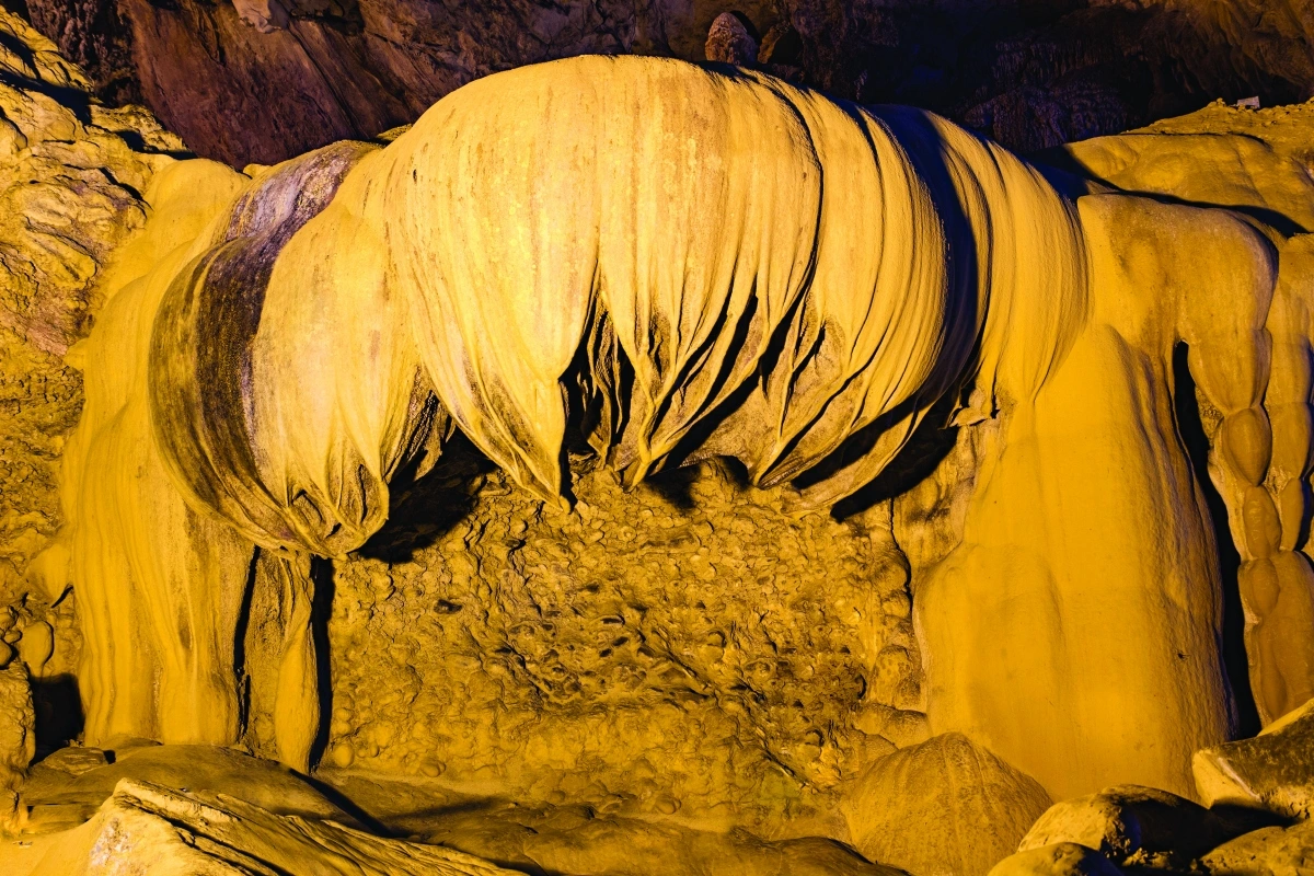 stalactites in Nguom Ngao cave