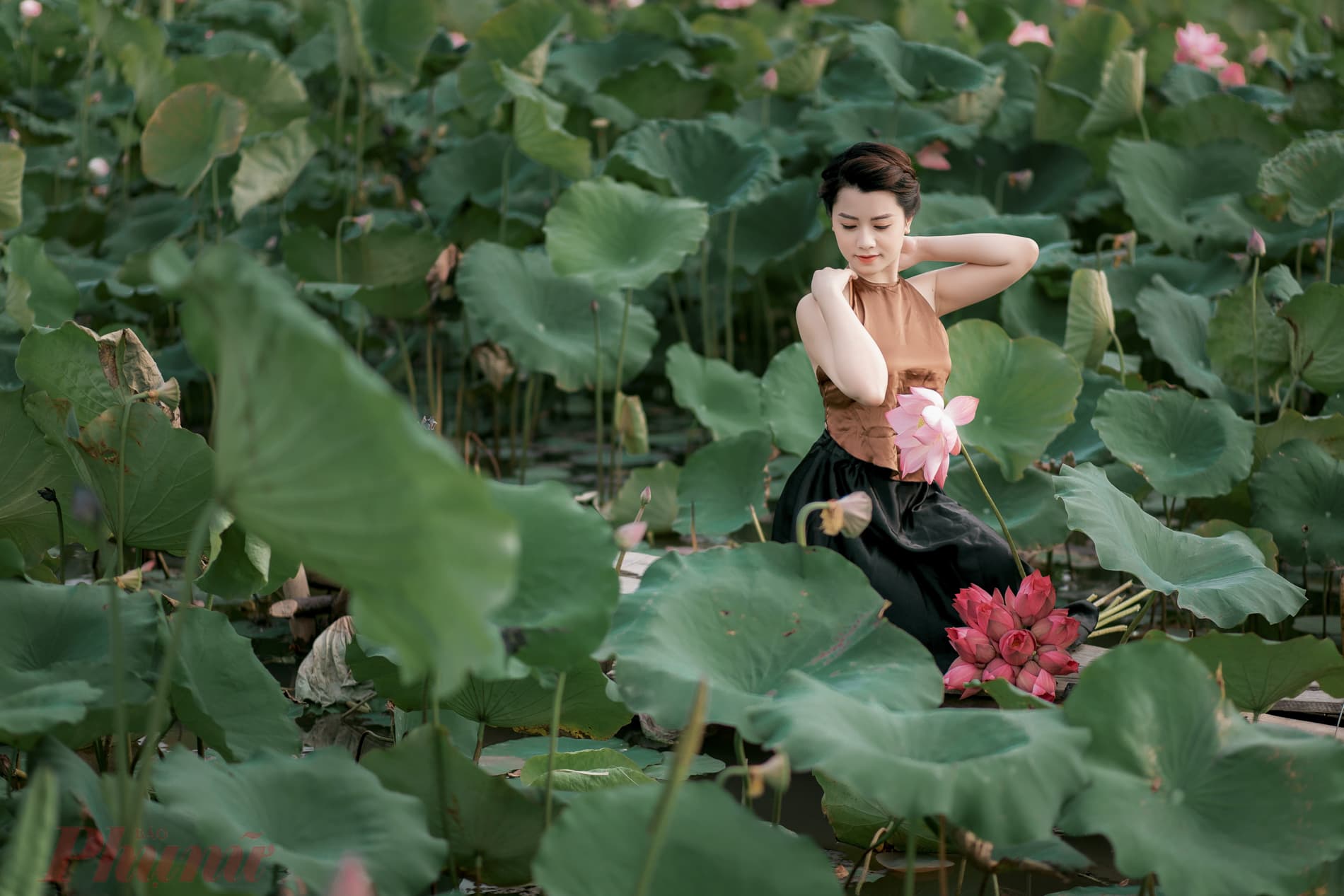 What to Wear for a Lotus Pond Photoshoot Vietnam